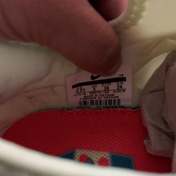 SOLD Nike sneakers - Picture 3 of 4